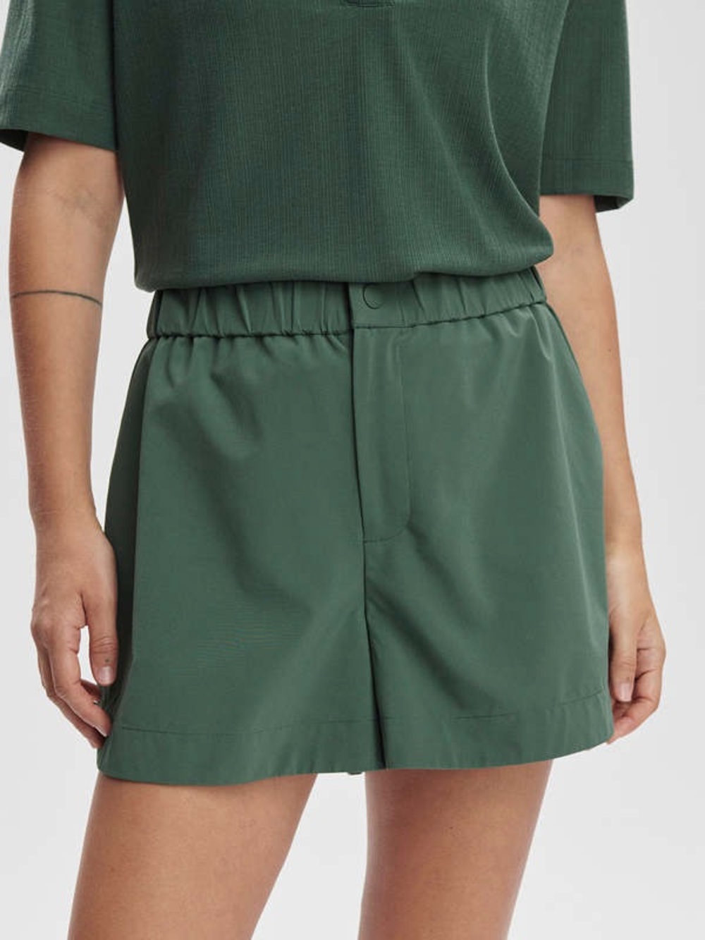 Varley Nila Mid-Rise Short 3.5” in Cilantro, Size Small
